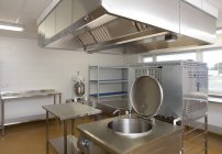 Cucina moderna interno dell'edificio scolastico elementare — Foto stock