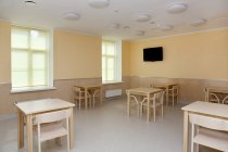 Hospital room with empty tables and chairs — Stock Photo