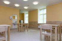 Sala d'ospedale con tavoli e sedie vuoti — Foto stock