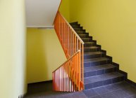 Escadaria do hospital vazia e paredes amarelas do edifício — Fotografia de Stock