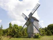 Erhaltene Windmühle im ländlichen Museum in Estland, Europa — Stockfoto