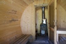 Interior de sauna de madera redondeada - foto de stock