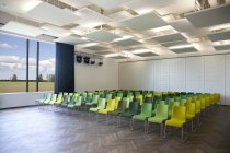 Cadeiras verdes na sala de apresentação interior — Fotografia de Stock