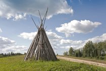 Estructura de madera cónica en prado en Estonia - foto de stock
