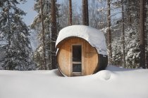 Sauna à baril rond dans la neige, Comté de Valga, Estonie — Photo de stock