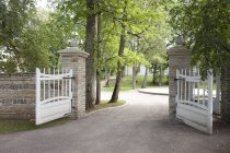 Puerta abierta con parque a Palmse Manor, Estonia - foto de stock
