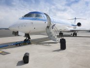 Valigie fuori dal jet privato all'aeroporto di Tallinn, Estonia — Foto stock
