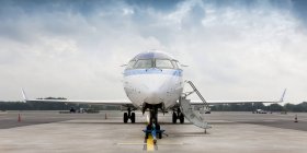 Jet privado en asfalto en el aeropuerto de Tallin, Estonia - foto de stock
