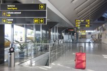 Terminal bagagli rossi dell'aeroporto di Tallinn, Estonia — Foto stock