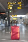 Terminal de equipaje rojo del aeropuerto de Tallin, Estonia - foto de stock