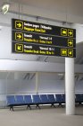 Panneaux directionnels de l'aéroport de Tallinn, Estonie — Photo de stock