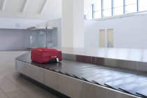 Reclamación de equipaje del aeropuerto de Tallin, Estonia - foto de stock