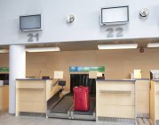 Bagages au comptoir d'enregistrement de la compagnie aérienne de l'aéroport de Tallinn, Estonie — Photo de stock