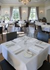 Posizionare le impostazioni sui tavoli in ristorante di lusso, Vihula Manor, Estonia — Foto stock