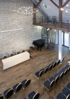 Sala conferenze con sedie a schiera in Estonia — Foto stock