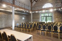 Salles de conférence avec rangées de chaises en Estonie — Photo de stock