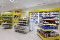 Minimarket con varie merci presso il distributore di benzina in Estonia — Foto stock