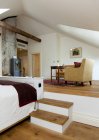 Moderna camera da letto di lusso, Pdaste Manor interior, Estonia — Foto stock