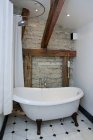 Banheira elegante no banheiro do interior Pdaste Manor, Estónia — Fotografia de Stock