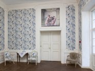 Chambre élégante avec papier peint floral au château d'Alatskivi, Estonie — Photo de stock