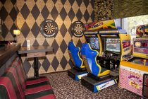 Máquinas de juego Arcade en American diner, Tallinn, Estonia - foto de stock