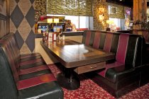Tisch und stand im americana diner interior, tallinn, estland — Stockfoto