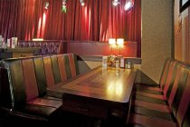Table and booth at Americana diner interior, Tallinn, Estonia — Stock Photo