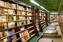 Grande librairie intérieure à Tartu, Estonie — Photo de stock