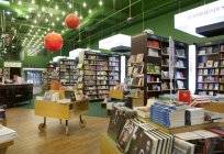 Amplio interior de librería en Tartu, Estonia - foto de stock