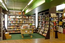 Grande librairie intérieure à Tartu, Estonie — Photo de stock