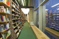 Librería banco de lectura y estantes con libros - foto de stock