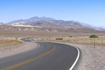 Camino a través de Death Valley en California, EE.UU. - foto de stock