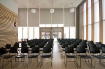 Righe di sedie in sala auditorium vuota — Foto stock
