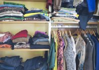 Kleiderschrank voll mit verschiedenen Kleidungsstücken drinnen in Vancouver, Kanada — Stockfoto