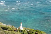 Маяк на берегу моря Вайкики, Гавайи, США — стоковое фото