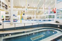 Instalação de natação interior com piscina e equipamento — Fotografia de Stock