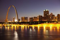 Skyline illuminato di St Louis con arco luminoso, Missouri, Stati Uniti d'America — Foto stock