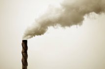 Schornstein mit dichter Rauchwolke am grauen Himmel — Stockfoto