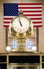 Velho relógio na frente da bandeira americana — Fotografia de Stock
