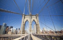 Brooklyn Bridge e lo skyline di New York, New York, USA — Foto stock
