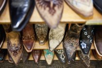 Collection of cowboy boots on shelves — Stock Photo