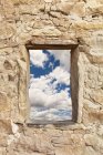 Fenêtre en pierre montrant le ciel nuageux, Mesa Verde, Colorado, USA — Photo de stock