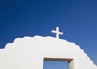 Хрест на арці Pueblo De Таос, Нью-Мексико, США — стокове фото