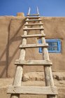 Escada de madeira contra a construção de adobe, Pueblo De Taos, Novo México, EUA — Fotografia de Stock