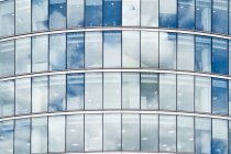 Nubes reflexionando sobre ventanas de edificios de oficinas, Londres, Inglaterra, Reino Unido - foto de stock