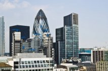 Фінансові skyline з ультрасучасні хмарочоси Лондон, Великобританія — стокове фото