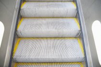 Escaliers escalator avec lignes jaunes, plein cadre — Photo de stock