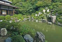 Chishaku-in temple garden with ancient wooden building and stones by pond water, Kyoto, Japan — Stock Photo