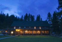 Redfish Lake Lodge, освещенный на фасаде, Национальный лес Саут, Идахо, США — стоковое фото