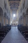 Abbazia di Sant Antimo abbaye intérieur avec alter, Toscane, Italie — Photo de stock